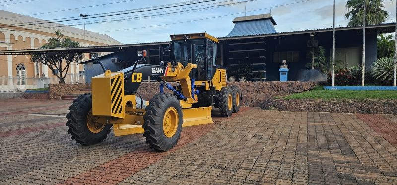 Prefeitura de Castilho amplia frota com aquisição de motoniveladora moderna para melhorar infraestrutura rural