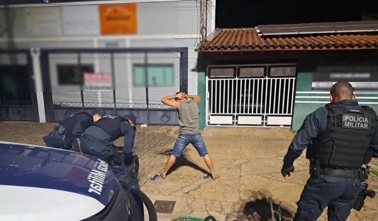 Policiais militares em operação de segurança em Três Lagoas, abordagens preventivas.