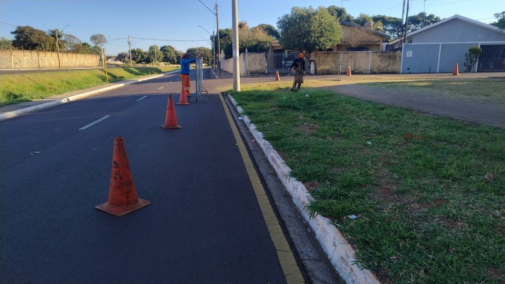 Equipe da Prefeitura de Araçatuba realiza limpeza na Praça do Skate.