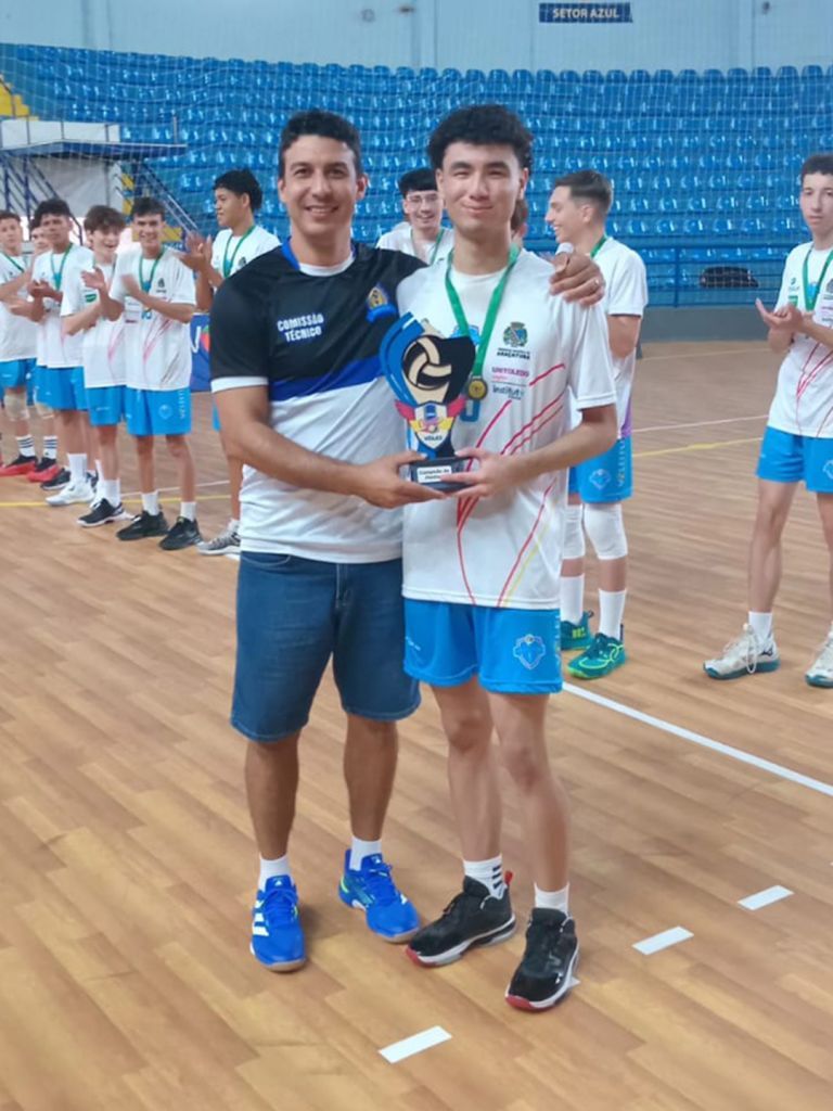 Equipe Sub-18 de Araçatuba celebra título no Festival Liga Amar de Vôlei.