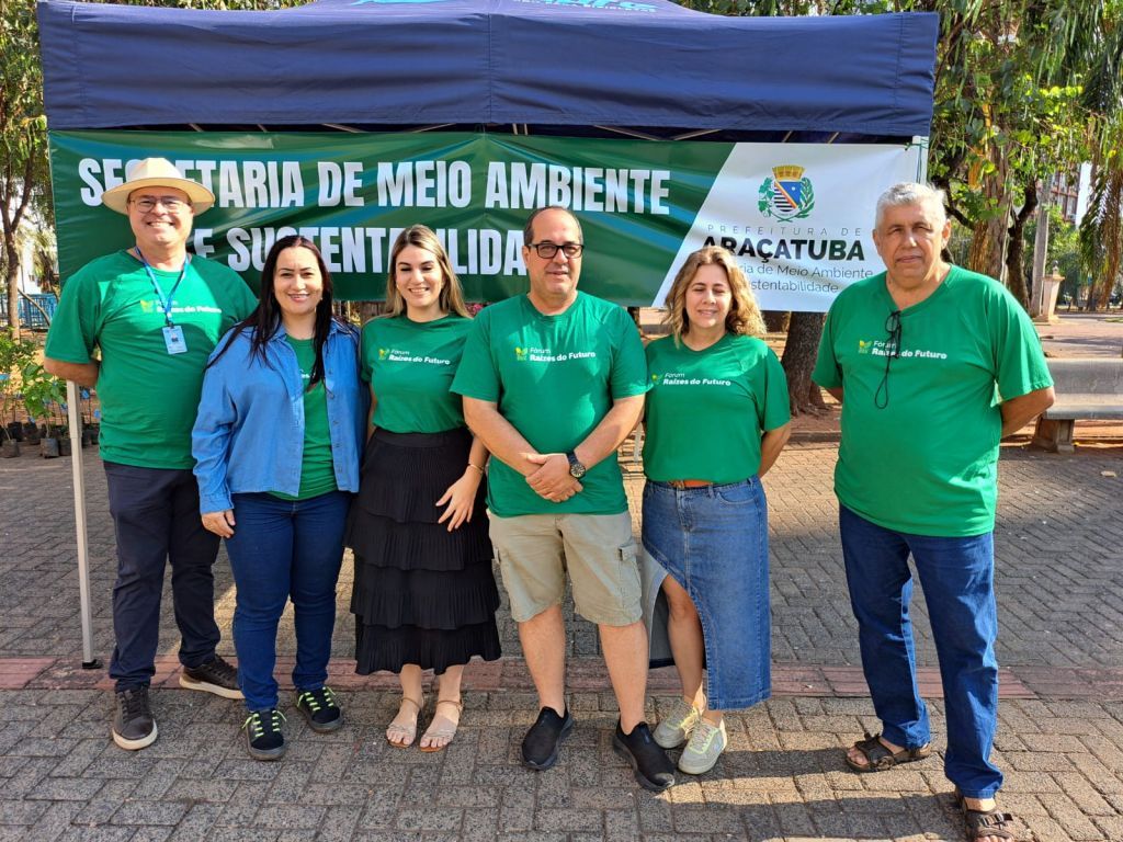 Distribuição de mudas de árvores nativas na Praça Rui Barbosa, Araçatuba.