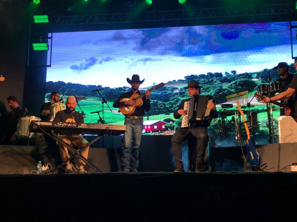 Multidão prestigia atrações culturais na Festa das Ações em Araçatuba.