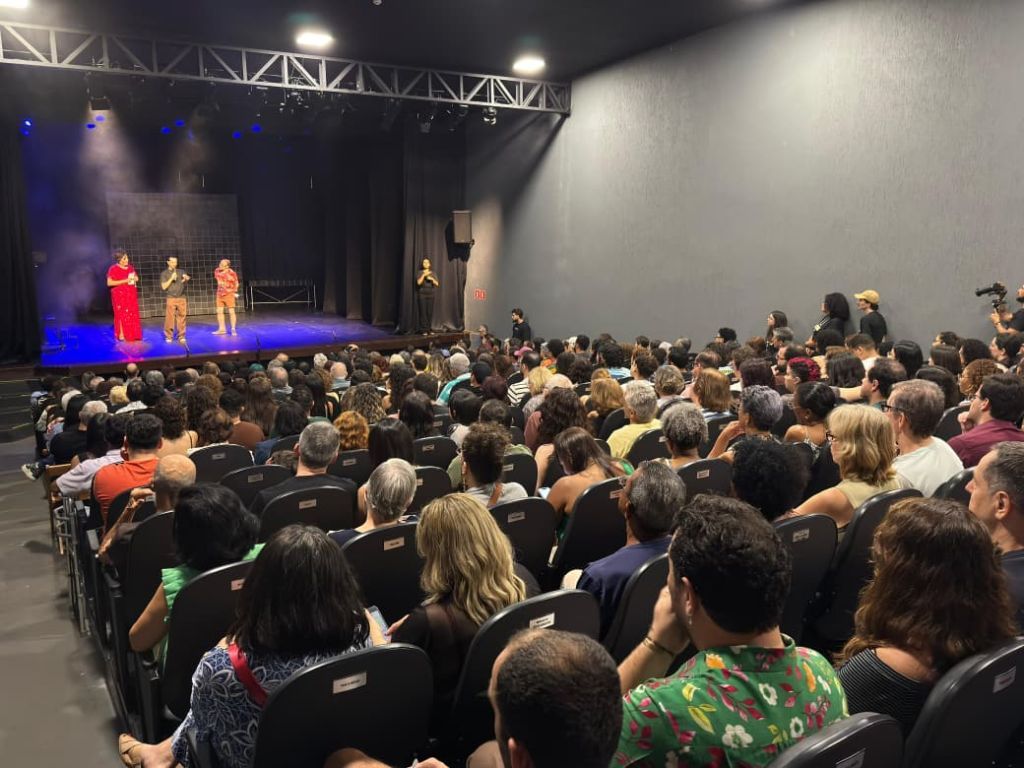 Festival de Teatro de Araçatuba abre com casa cheia