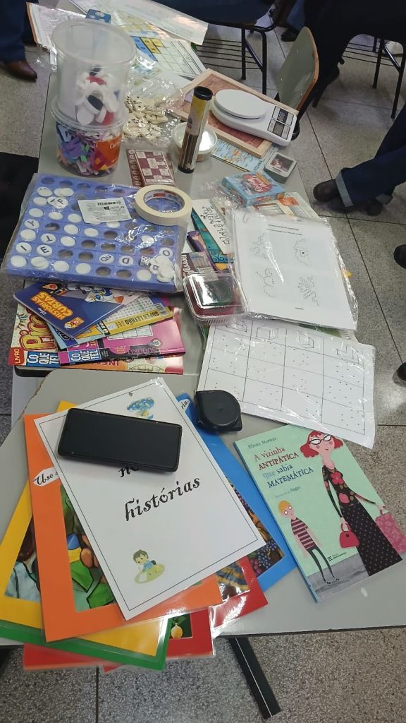 Usuários participam de oficina de artesanato no projeto de saúde mental em Araçatuba.