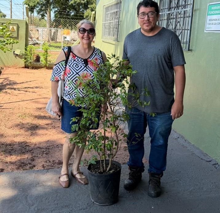 Prefeitura doa mudas de árvores frutíferas para incentivar arborização e sustentabilidade urbana