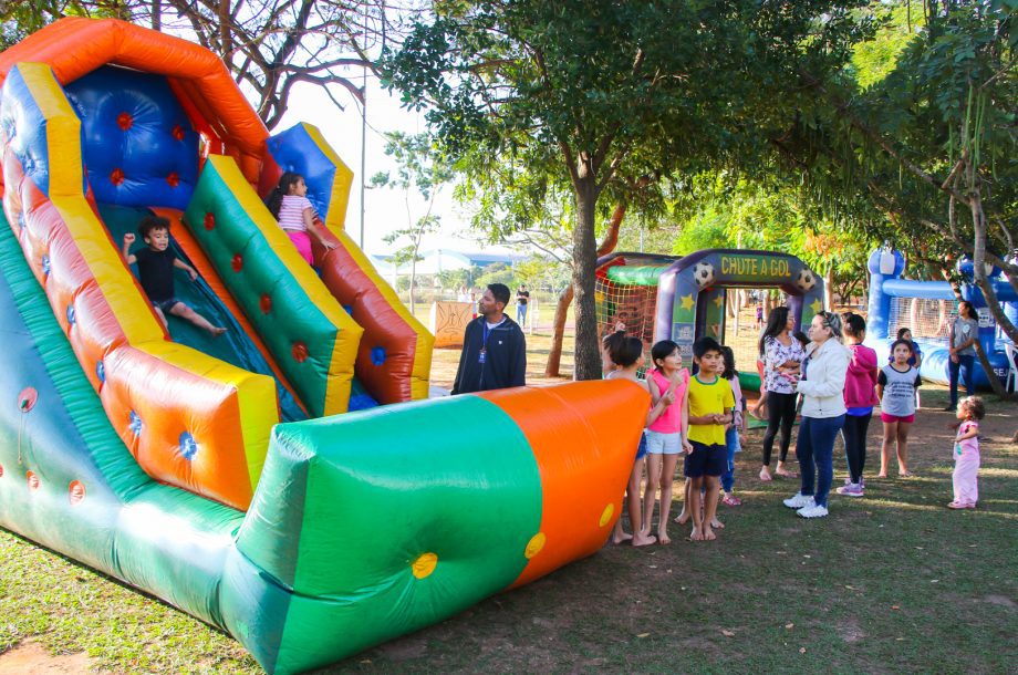 Crianças brincando em brinquedos infláveis gratuitos em Três Lagoas.