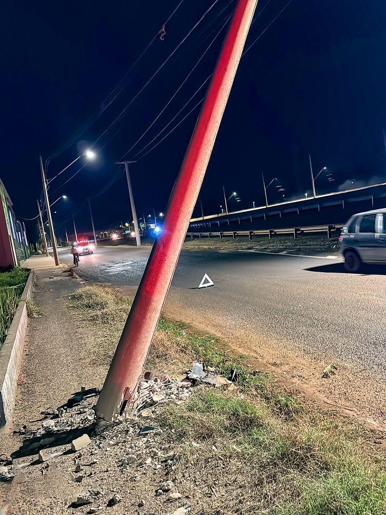 Carro colidido com poste na Avenida Brigadeiro Faria Lima, Araçatuba.