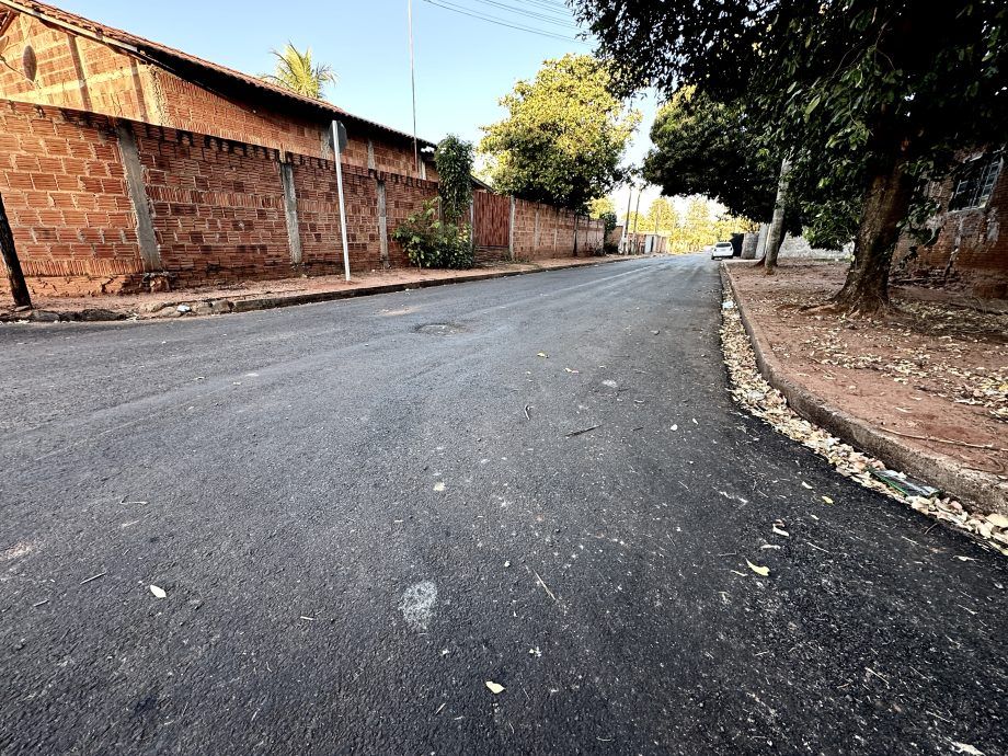 Ruas recapeadas na Vila São João, Três Lagoas; melhorias na infraestrutura urbana.