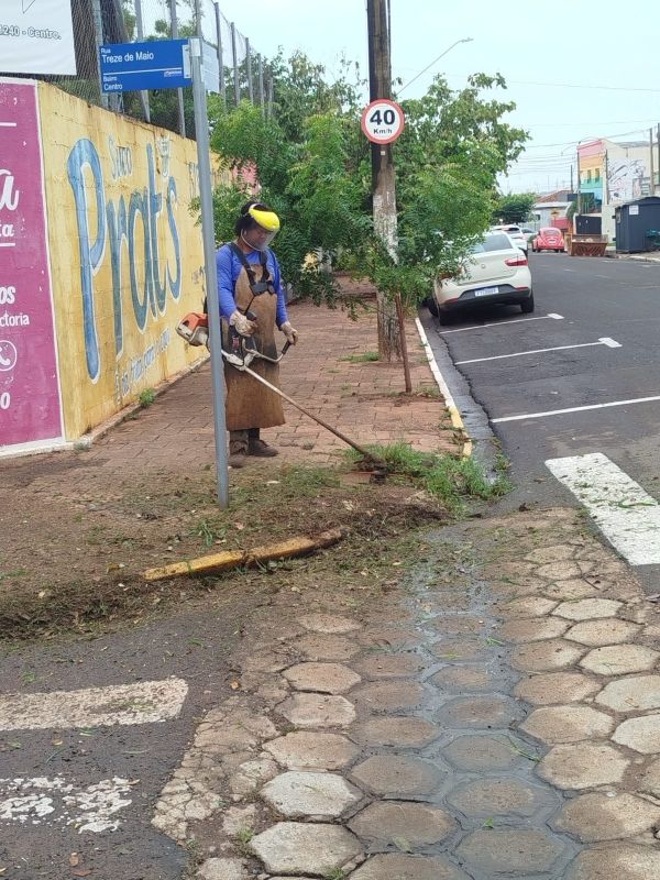 Equipe de Obras de Andradina realiza limpeza e manutenção em áreas públicas entre escolas
