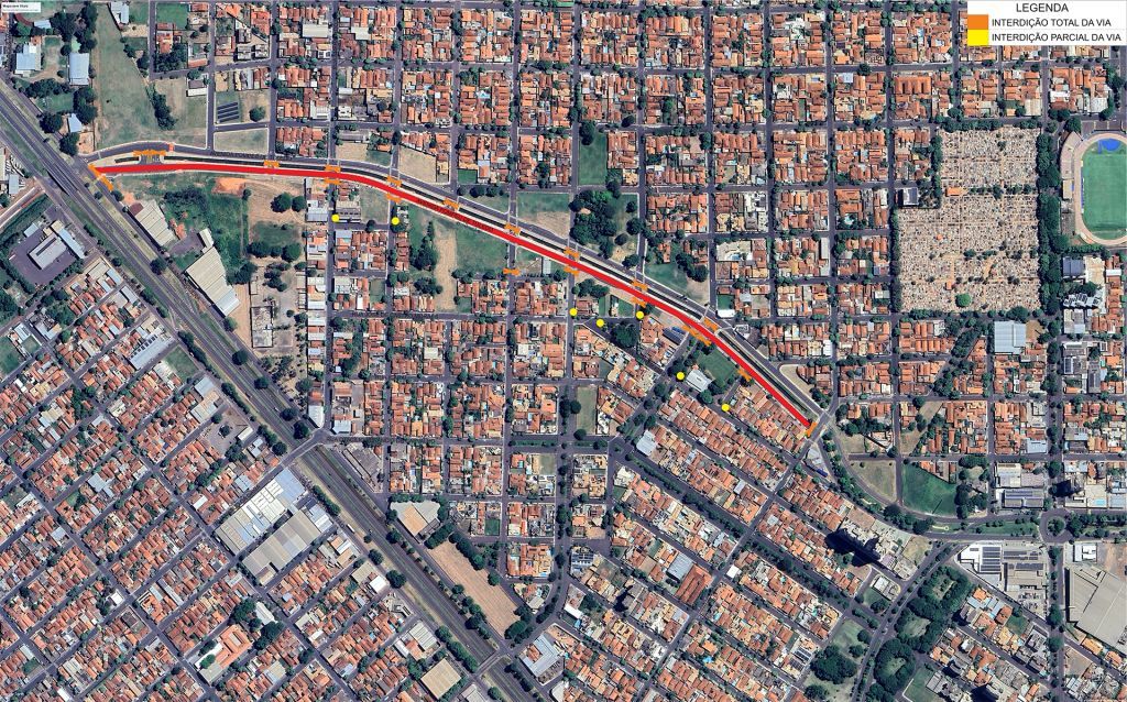 Avenida Pompeu de Toledo interditada para obras de recuperação, sinalização visível.