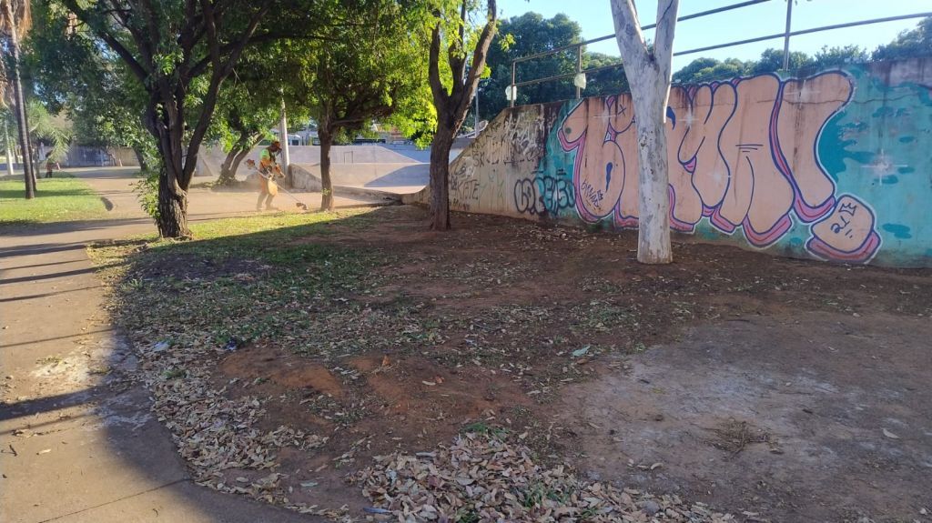 Equipe realiza roçagem na Praça do Skate em Araçatuba.