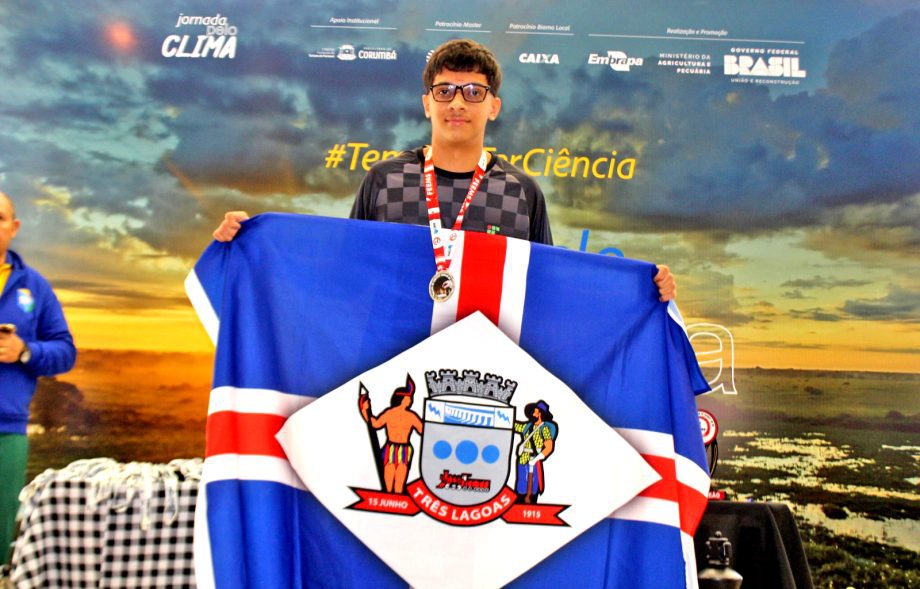Equipe de Três Lagoas celebra vitória no Circuito Estadual de Xadrez Escolar.
