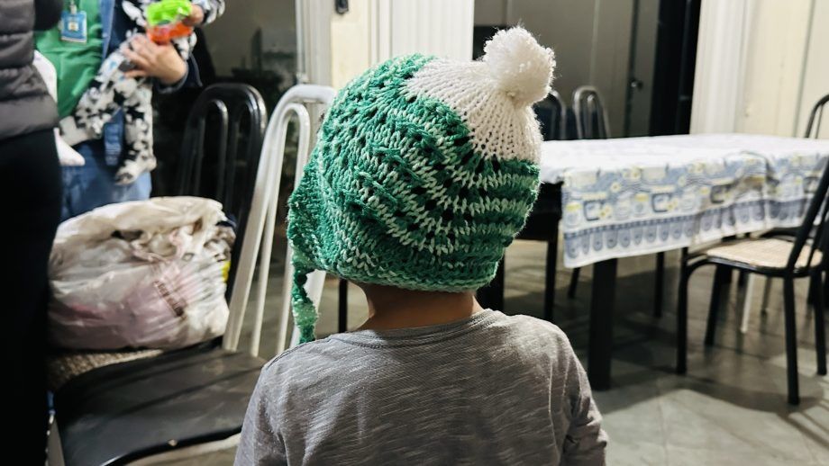 Associação Costa Leste de Artesãos (ACLAMS) é parceira na confecção das toucas; iniciativa combate o frio e promove dignidade.