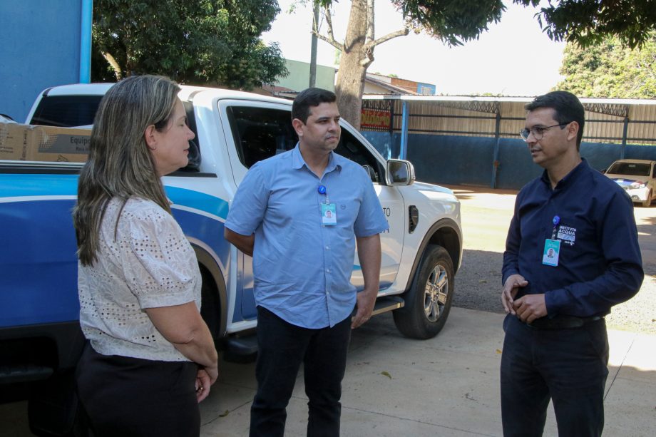 Colaboradores do Hospital Regional entregam agasalhos e brinquedos em Três Lagoas.