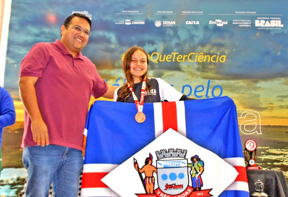 Equipe de Três Lagoas celebra vitória no Circuito Estadual de Xadrez Escolar.