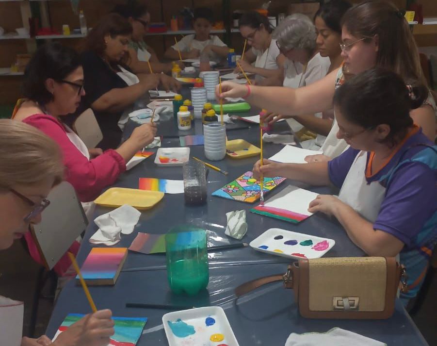 Estudantes em aula de teatro na Escola Municipal de Arte Araçatuba.