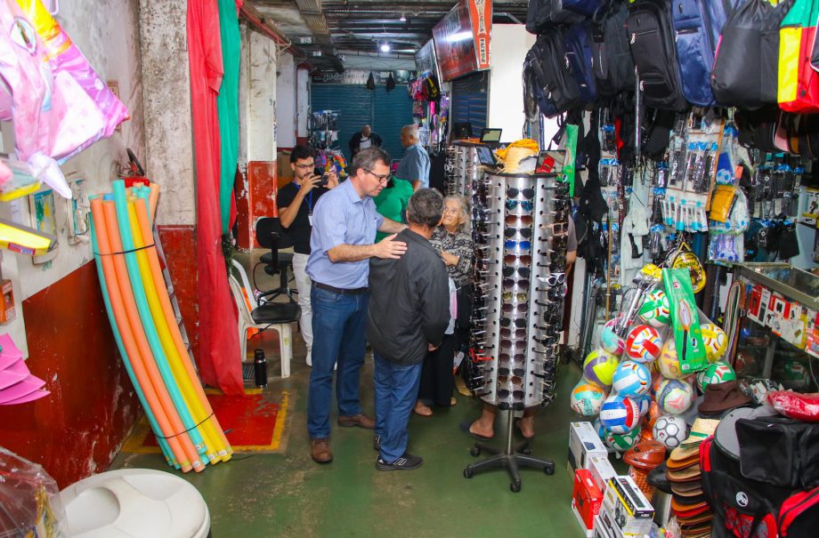 Prefeito Cassiano Maia em reunião com vendedores sobre novo Shopping Popular.