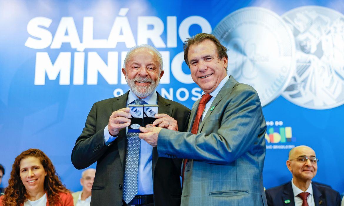 Lula destaca que salário mínimo no Brasil ainda é baixo, reforçando importância de direitos sociais