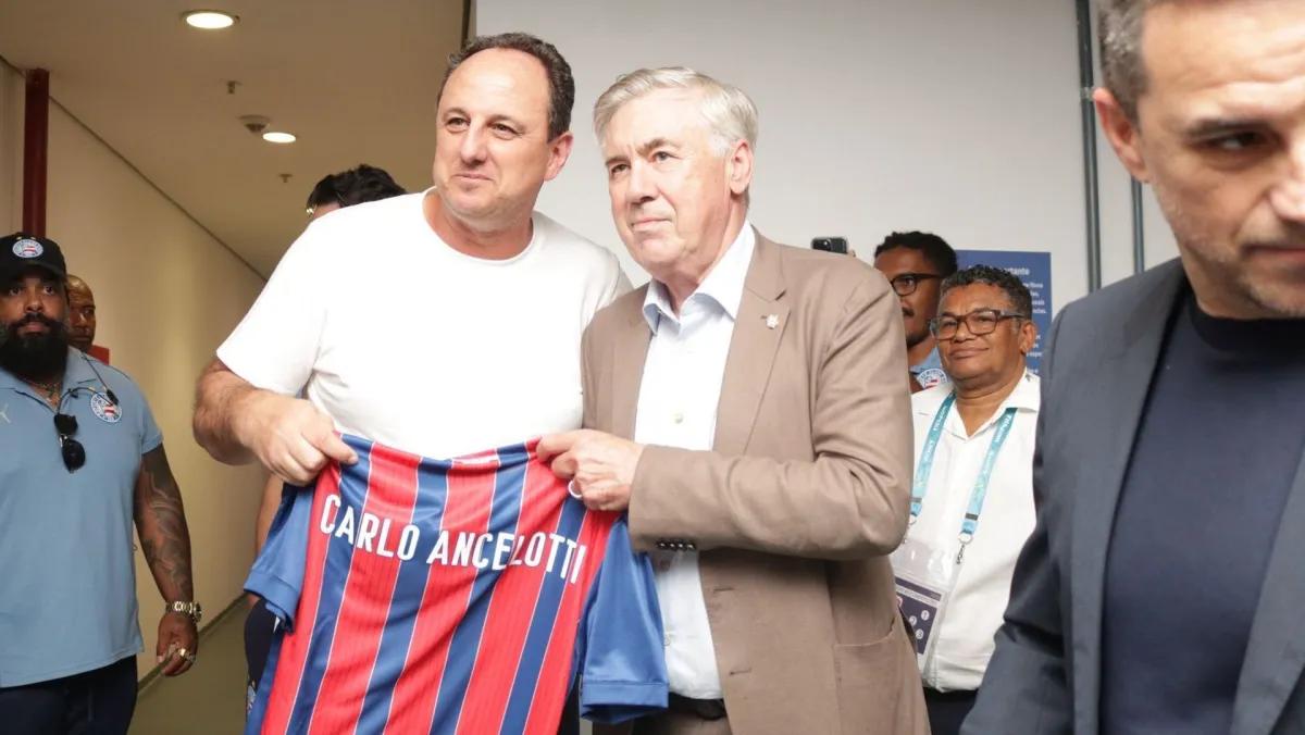 Ancelotti observa Bahia x Santos e recebe camisa tricolor