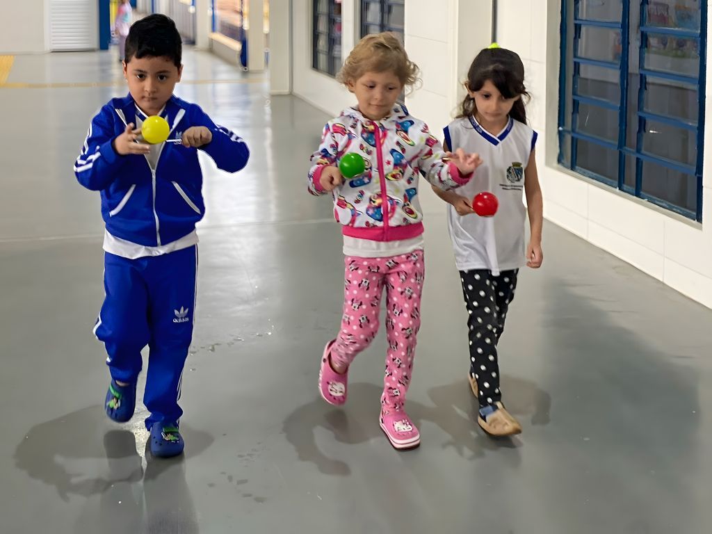 Alunos animados retornam às aulas em escola de Araçatuba, mochilas coloridas.