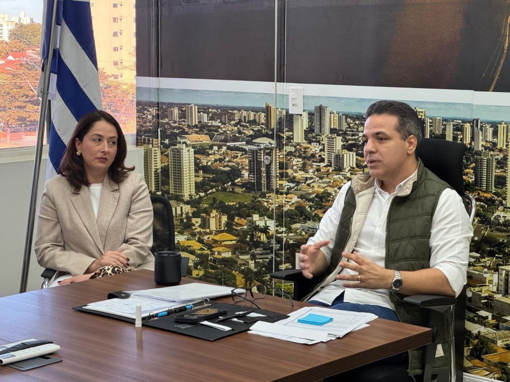 Prefeito Lucas Zanatta discursa em evento de leis culturais em Araçatuba.