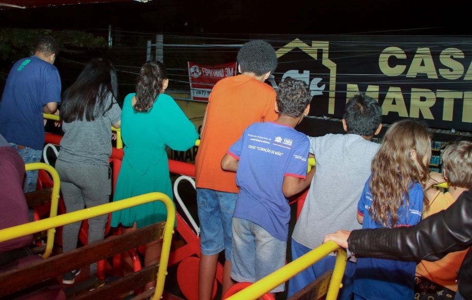 Equipe da Secretaria de Assistência Social e representantes da Carreta Revoada celebram parceria que beneficiou crianças acolhidas pelo município.