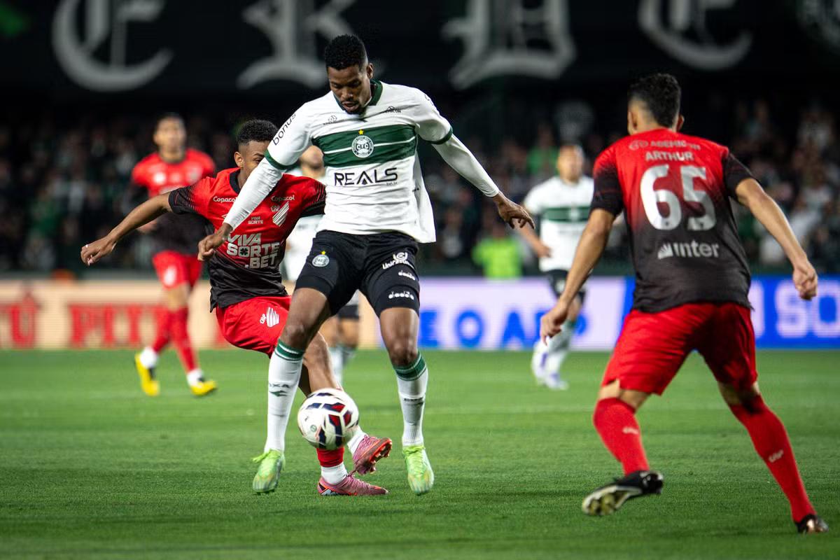 Coritiba e Athletico-PR empatam em clássico sem gols na Série B