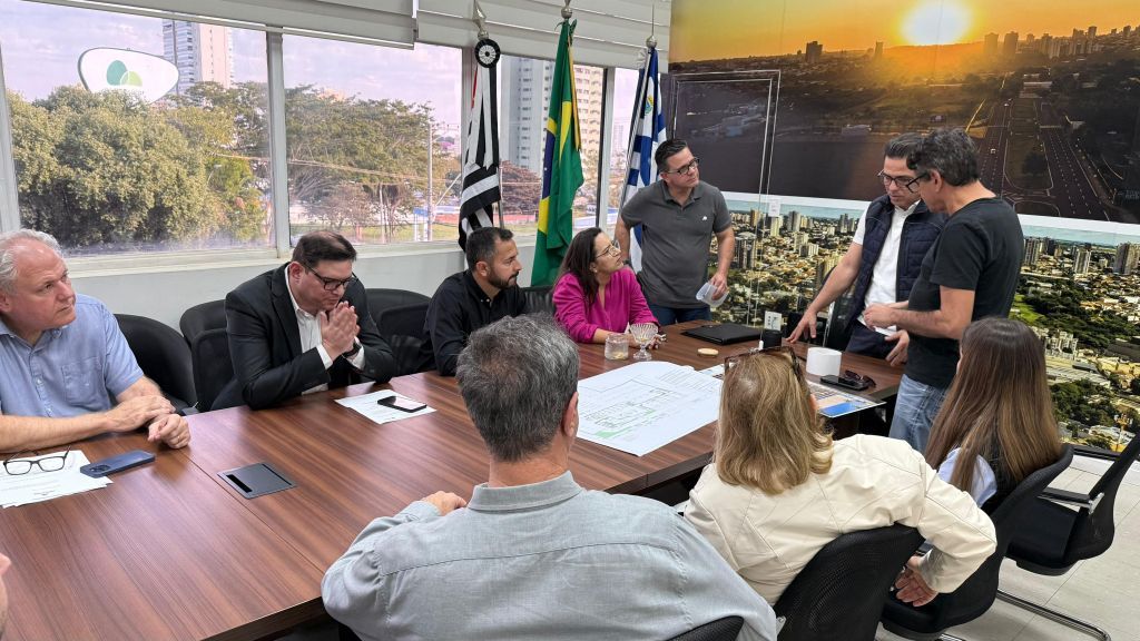 O diretor da Ferreira Engenharia, Rafael Ferreira, apresenta o projeto do Ferreira Hub ao prefeito Lucas Zanatta na sede da Prefeitura de Araçatuba.
