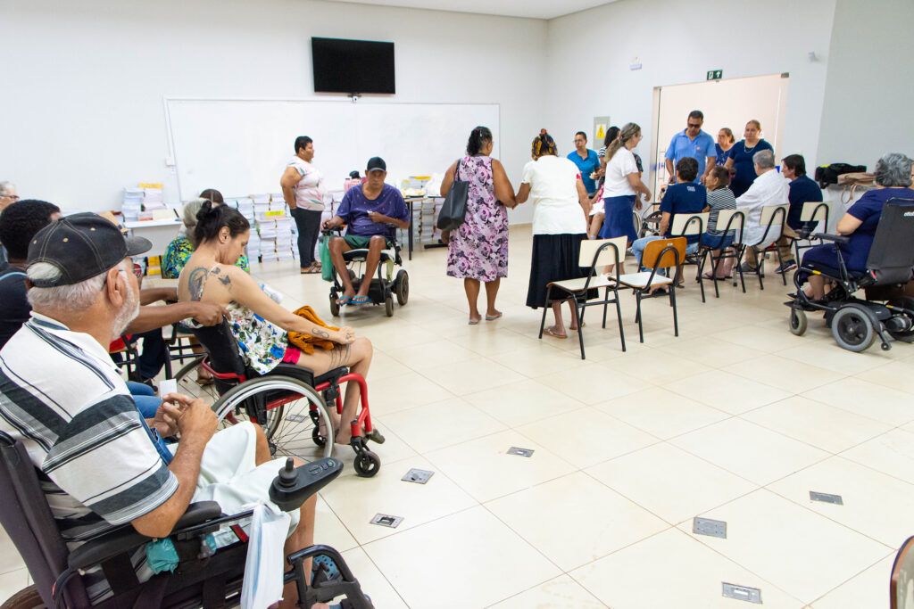 Profissionais avaliam cadeiras de rodas em Pereira Barreto para doação.