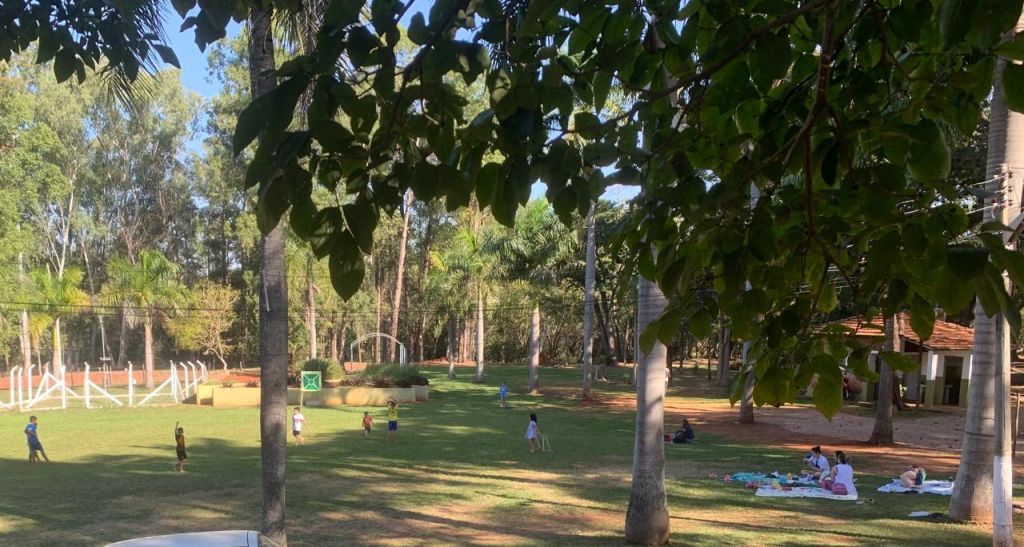 Crianças brincando no playground do Parque da Fazenda em Araçatuba.