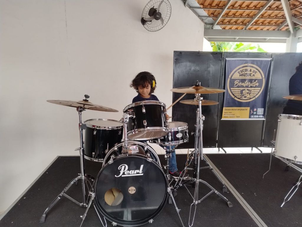 Banda Ironic Dreams toca clássicos do rock na Praça João Pessoa.