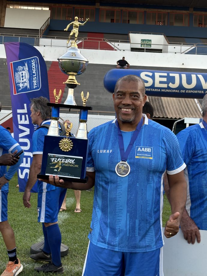 Jogadores do Mais Tintas celebram vitória no Campeonato Sênior 55+ em Três Lagoas.
