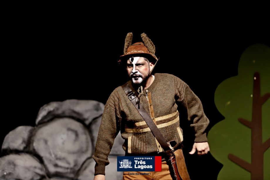 Cena do espetáculo "Os Saltimbancos" em Três Lagoas, com personagens em palco.
