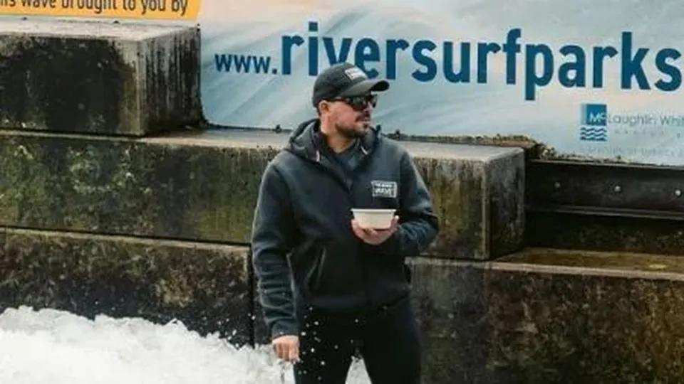 Austríaco bate recorde mundial surfando onda de rio artificial