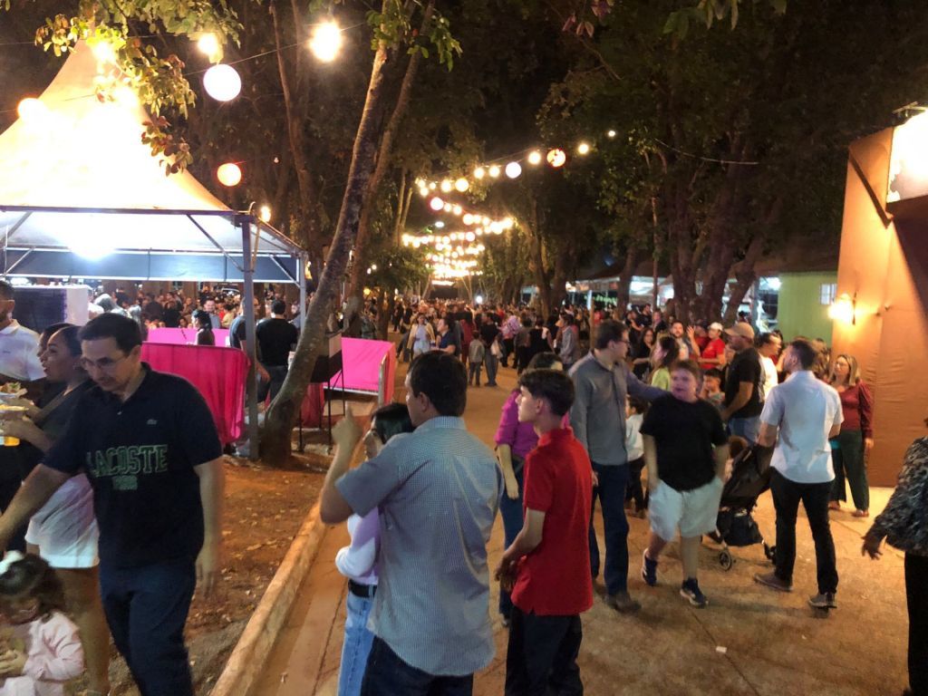 Público animado na Festa das Ações em Araçatuba, agosto 2023.