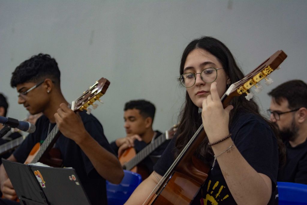 Crianças tocando instrumentos no Projeto Guri, Araçatuba, inscrições abertas.