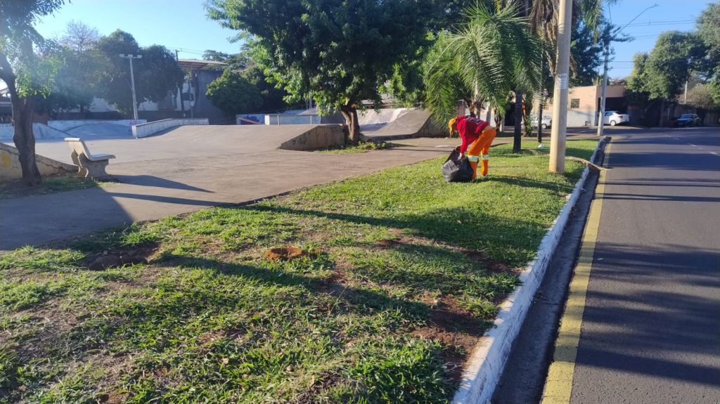 Funcionários realizam roçagem na Praça do Skate em Araçatuba.