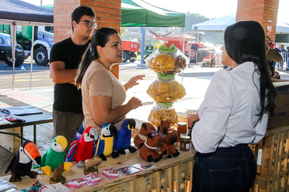 Produtores locais exibem produtos na 1ª Semana da Agricultura Familiar em Três Lagoas.