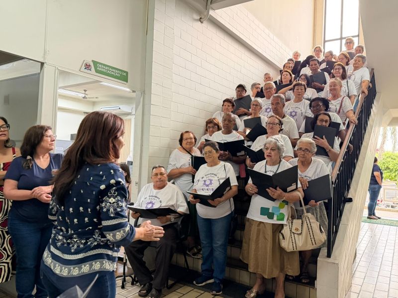 Coral do CCI realiza apresentação no Paço Municipal de Dracena para marcar mês de combate à violência contra a mulher