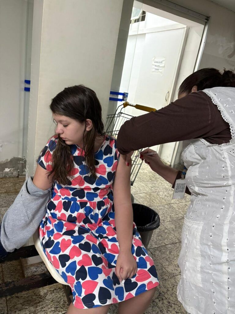 Vacinação contra dengue e gripe em Pereira Barreto, crianças e adultos participam.