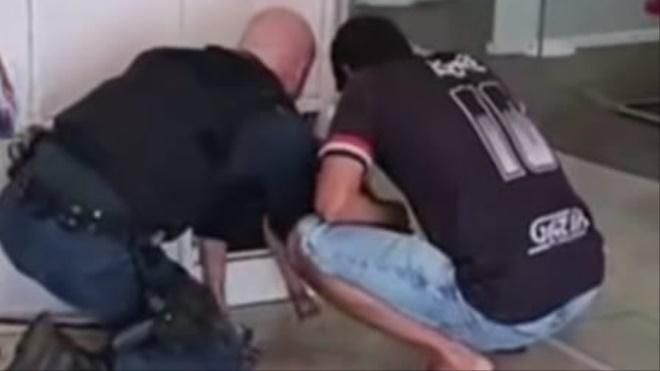 Criança fica presa em guarda-volume de banco em Paranaíba