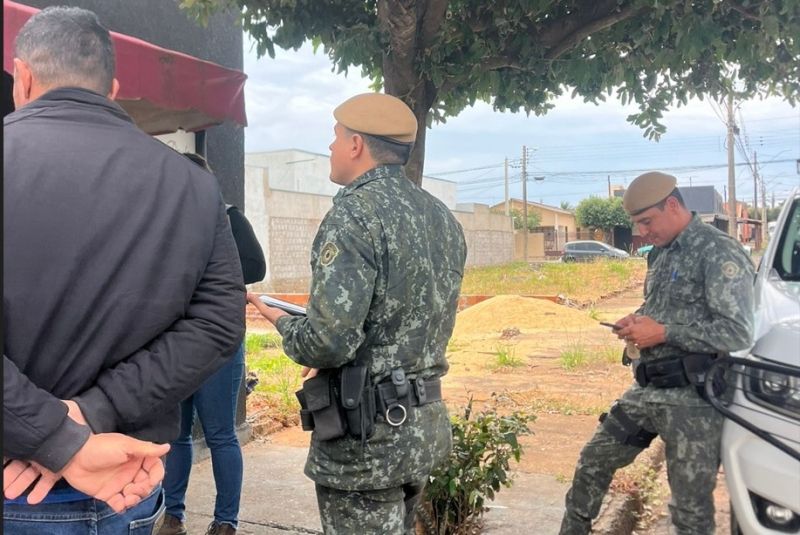 Cachorro resgatado de maus-tratos no Benfica, magro e com feridas.