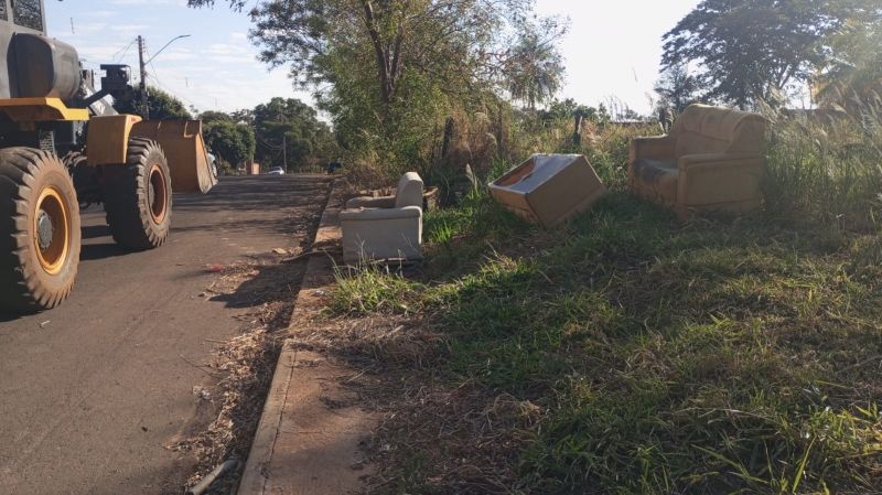 Caminhão recolhe entulhos no Jardim Europa, Andradina, ação de limpeza urbana.
