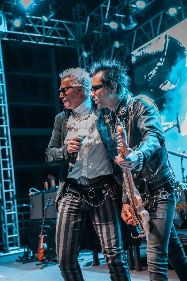 Supla no palco do Motoshow 2025 em Três Lagoas, show de rock vibrante.