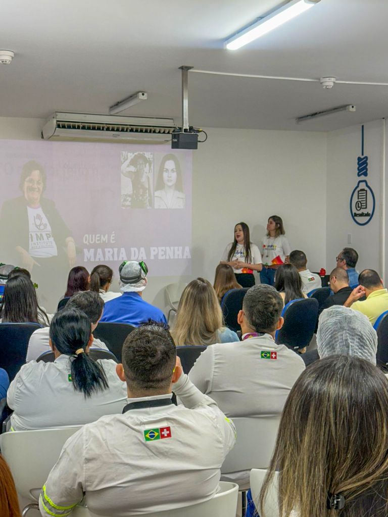 Mulheres em roda de conversa no Cras Araçatuba durante Agosto Lilás.