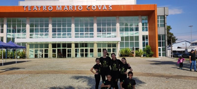 Grupo Movimentinho celebra vitória no Festival Dançar a Vida 2025, Caraguatatuba.