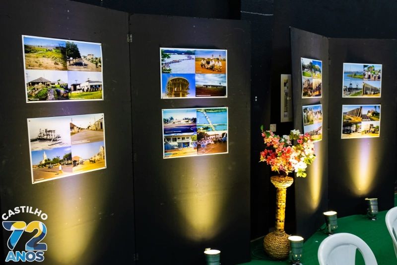Senhora Hilda Mizushima recebendo buquê do prefeito Paulo Boaventura na exposição.