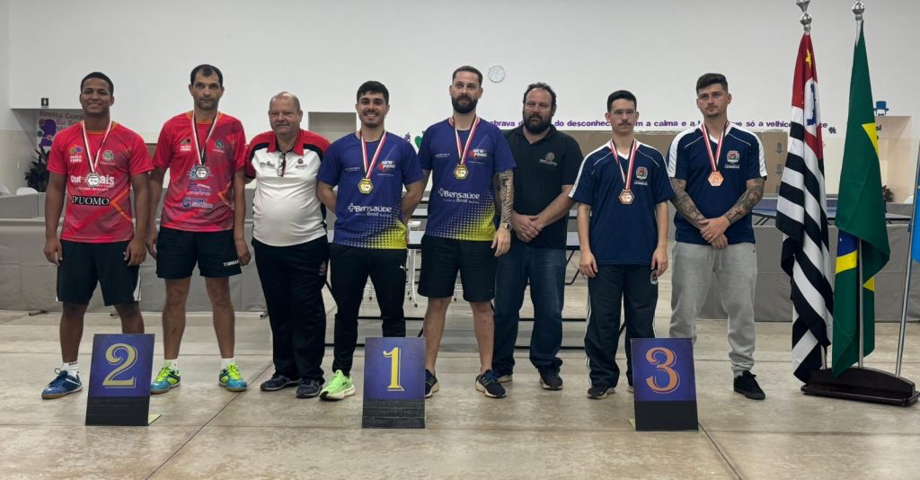 Atletas de Araçatuba celebram vitória no tênis de mesa nos Jogos Regionais.