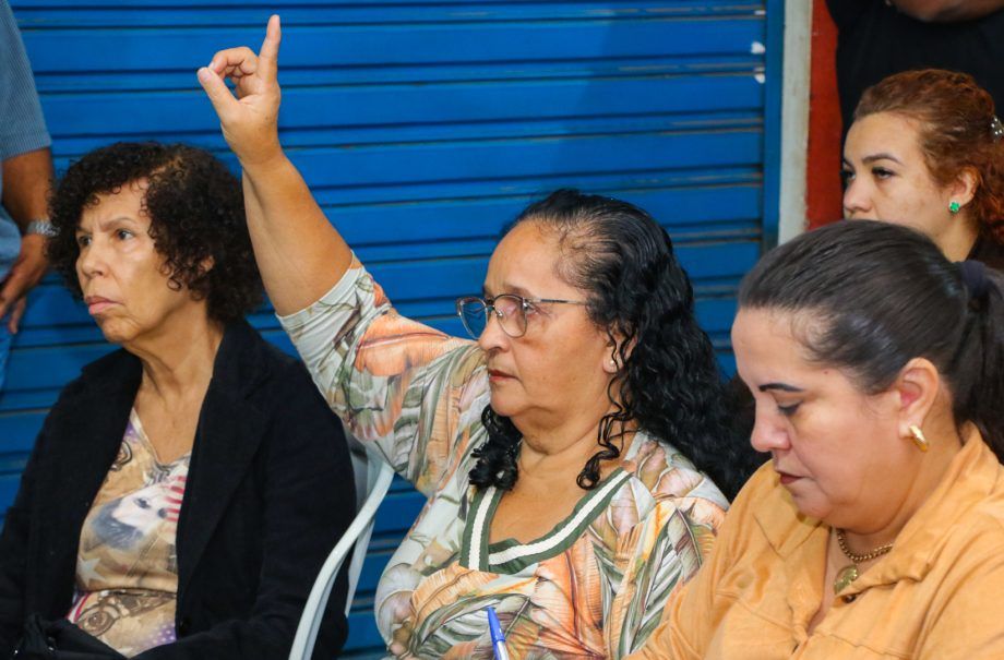 Prefeito Cassiano Maia em reunião com vendedores sobre novo Shopping Popular.