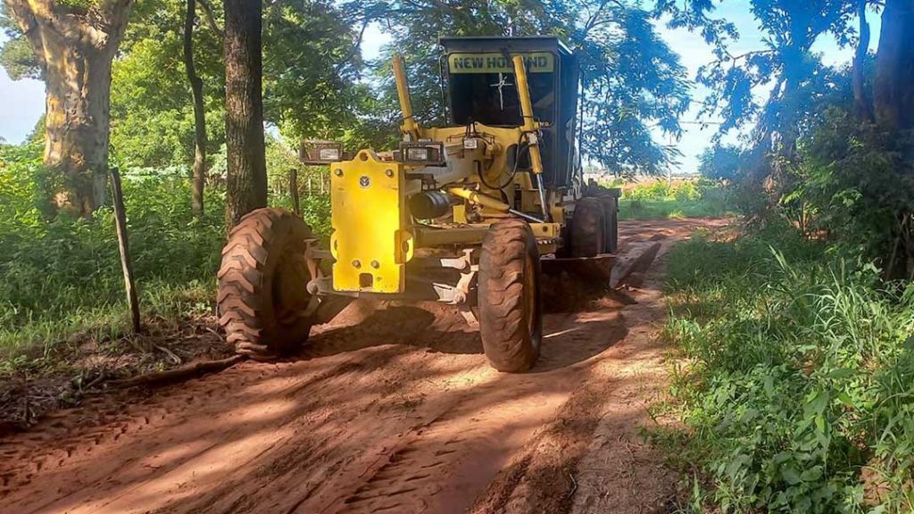 Estrada rural em Araçatuba após manutenção com nivelamento e cascalhamento.